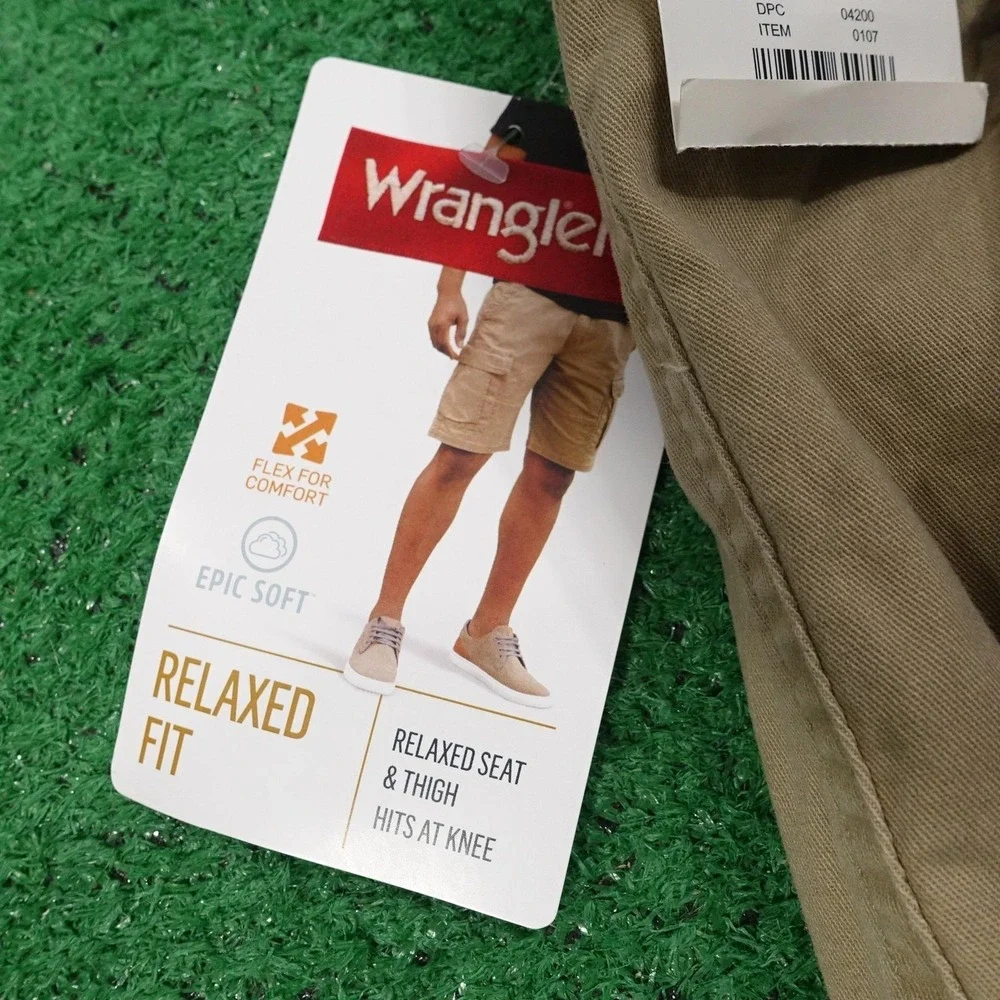 New! Wrangler Shorts‎ Mens 44 Beige Cargo Relaxed Fit Stretch Pockets 10 Inseam